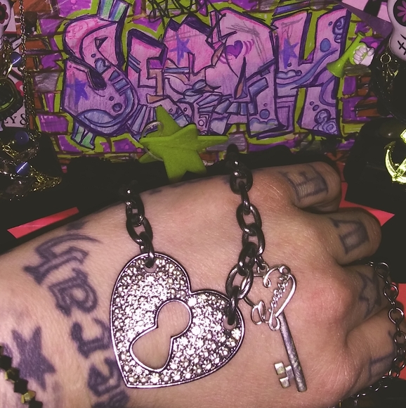 ❤Guess🖤Charm Necklace - Picture 4 of 11